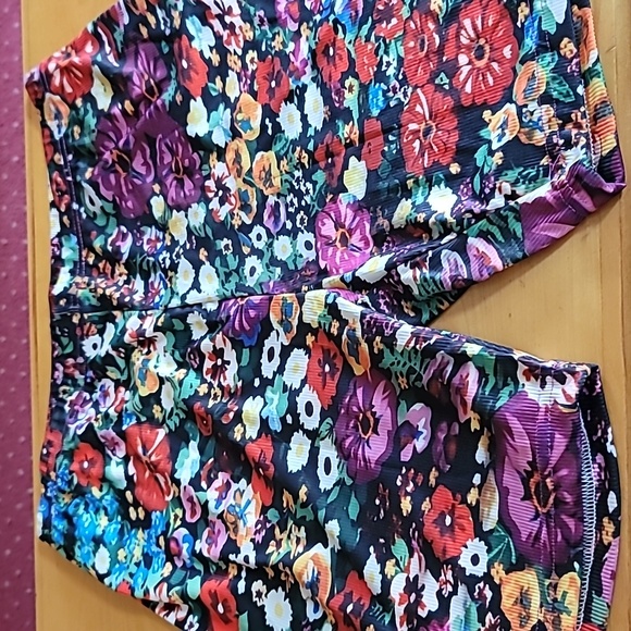 #65 Floral Stretch Activewear Shorts - Picture 4 of 10
